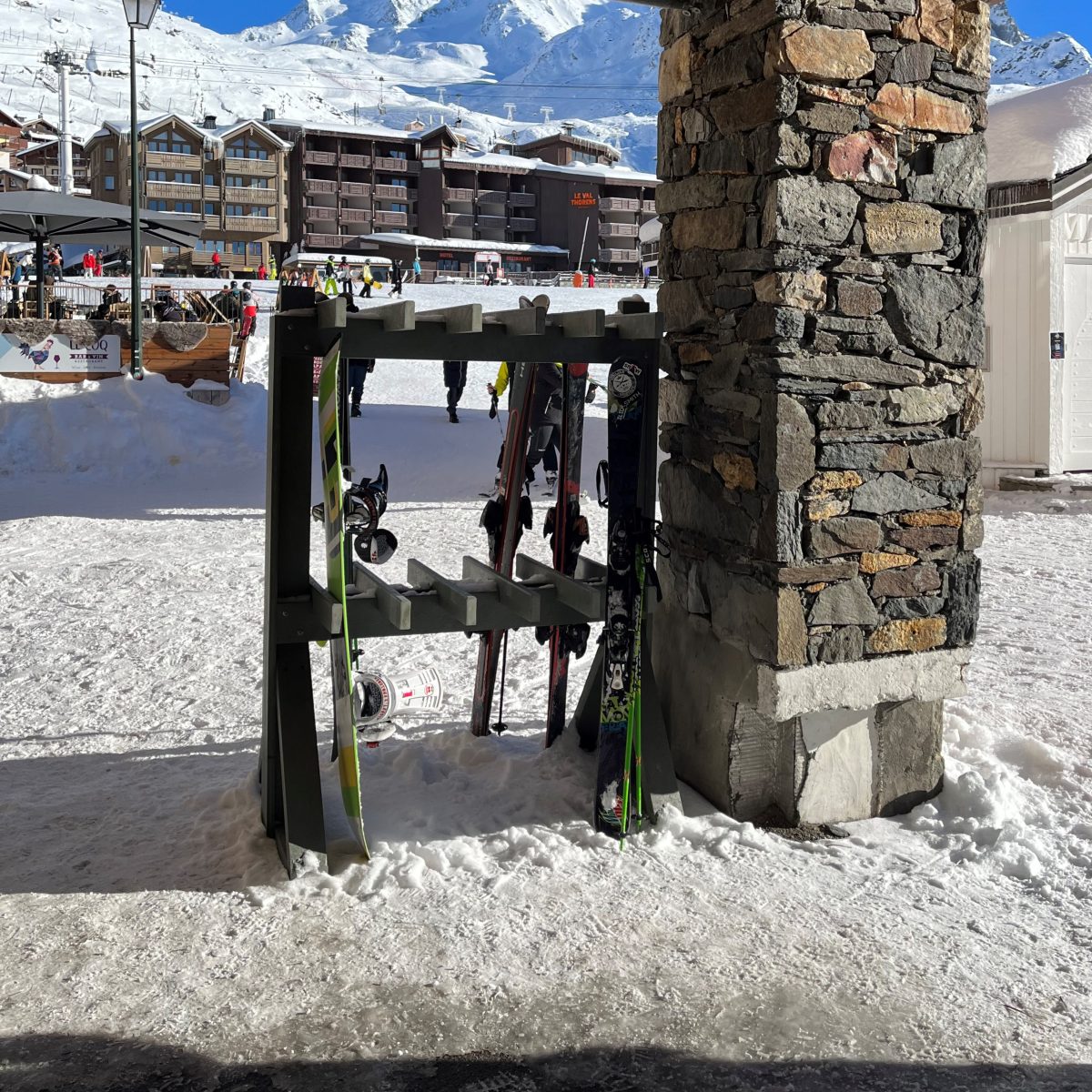 Station de ski avec supports à skis.