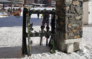 Station de ski avec supports à skis.
