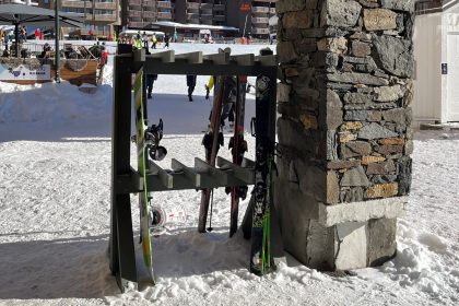 Station de ski avec supports à skis.