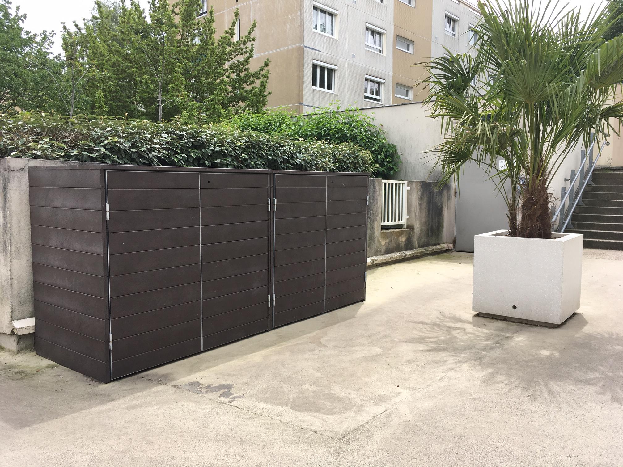 Espace extérieur avec escaliers et jardinière