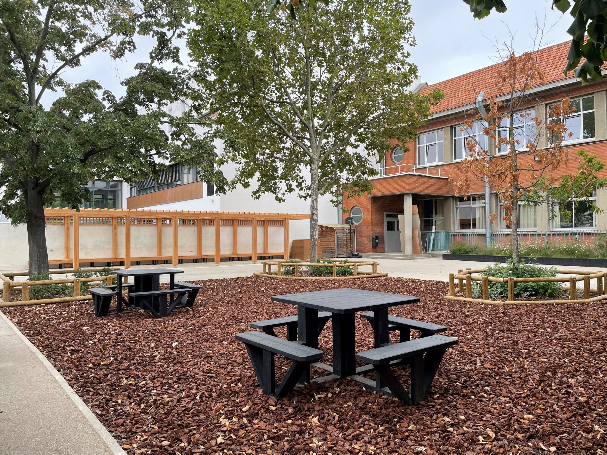 Cour d'école avec tables de pique-nique.