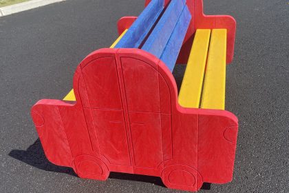 Banc public coloré en forme de voiture.