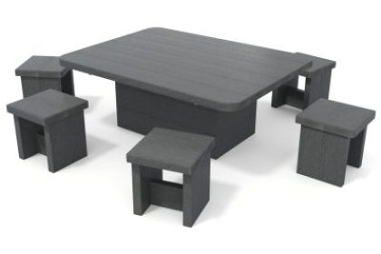 Table basse moderne avec quatre tabourets.