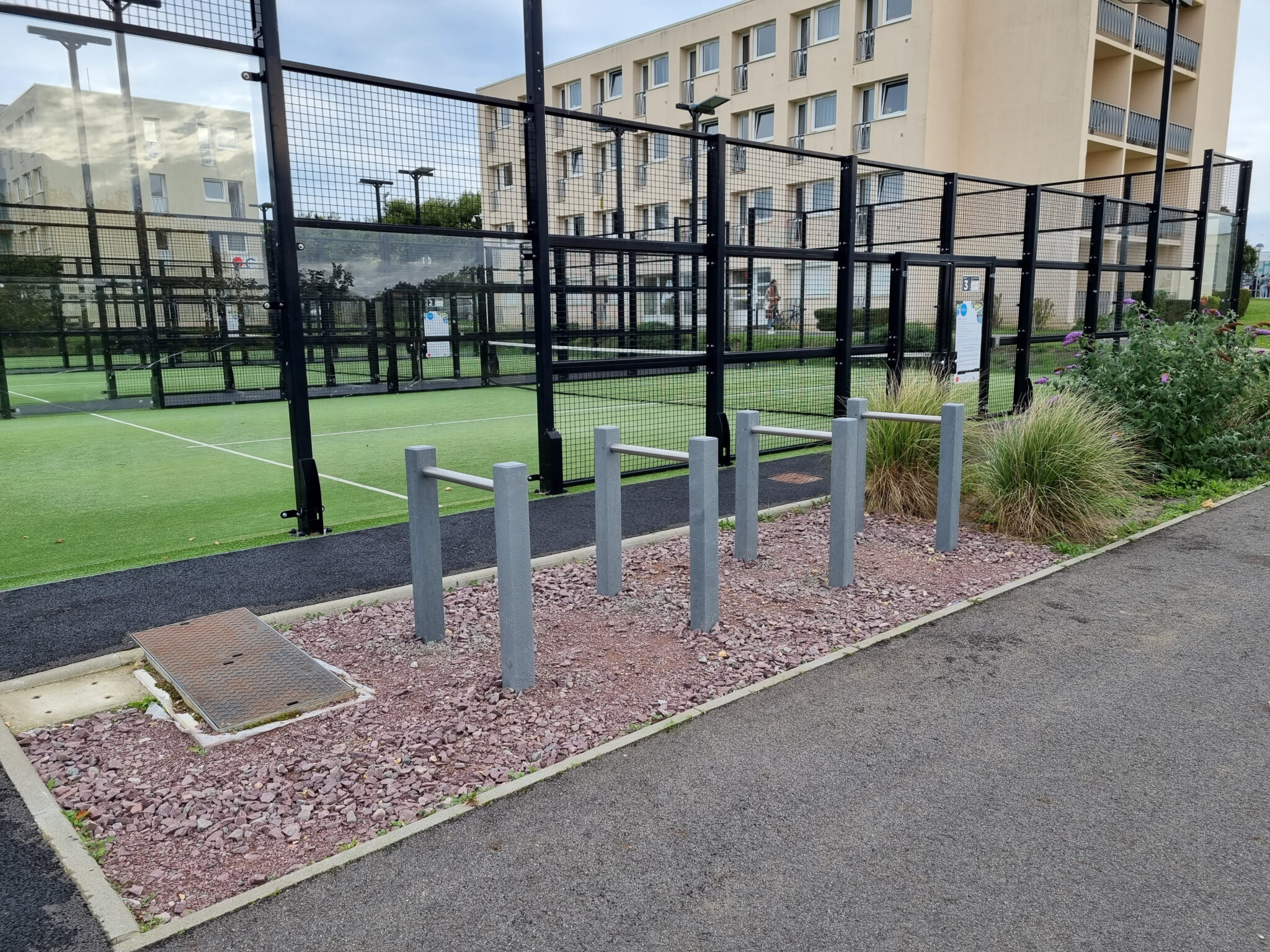 Terrain de padel entouré de clôtures.