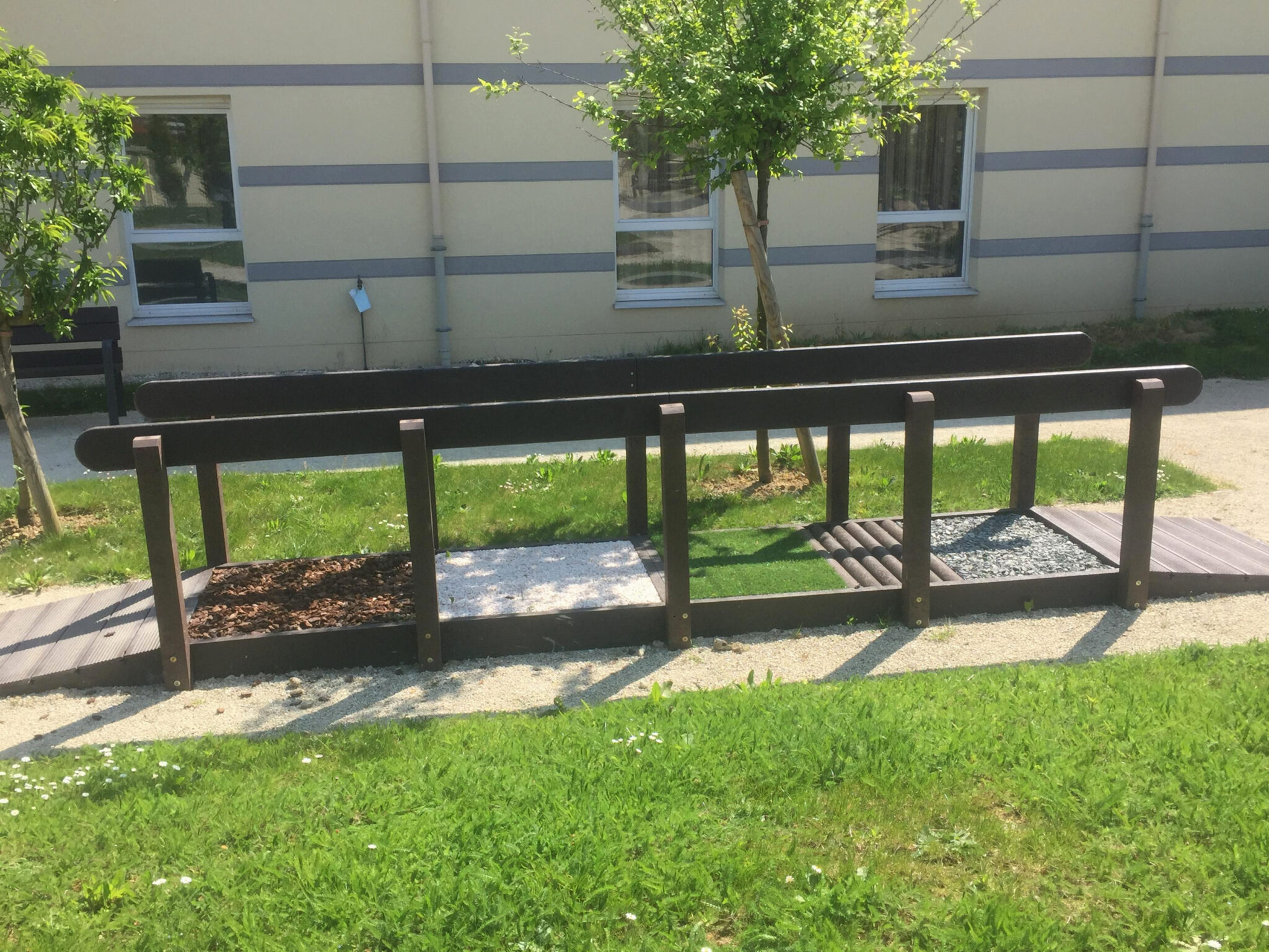 Banc extérieur près d'un bâtiment.