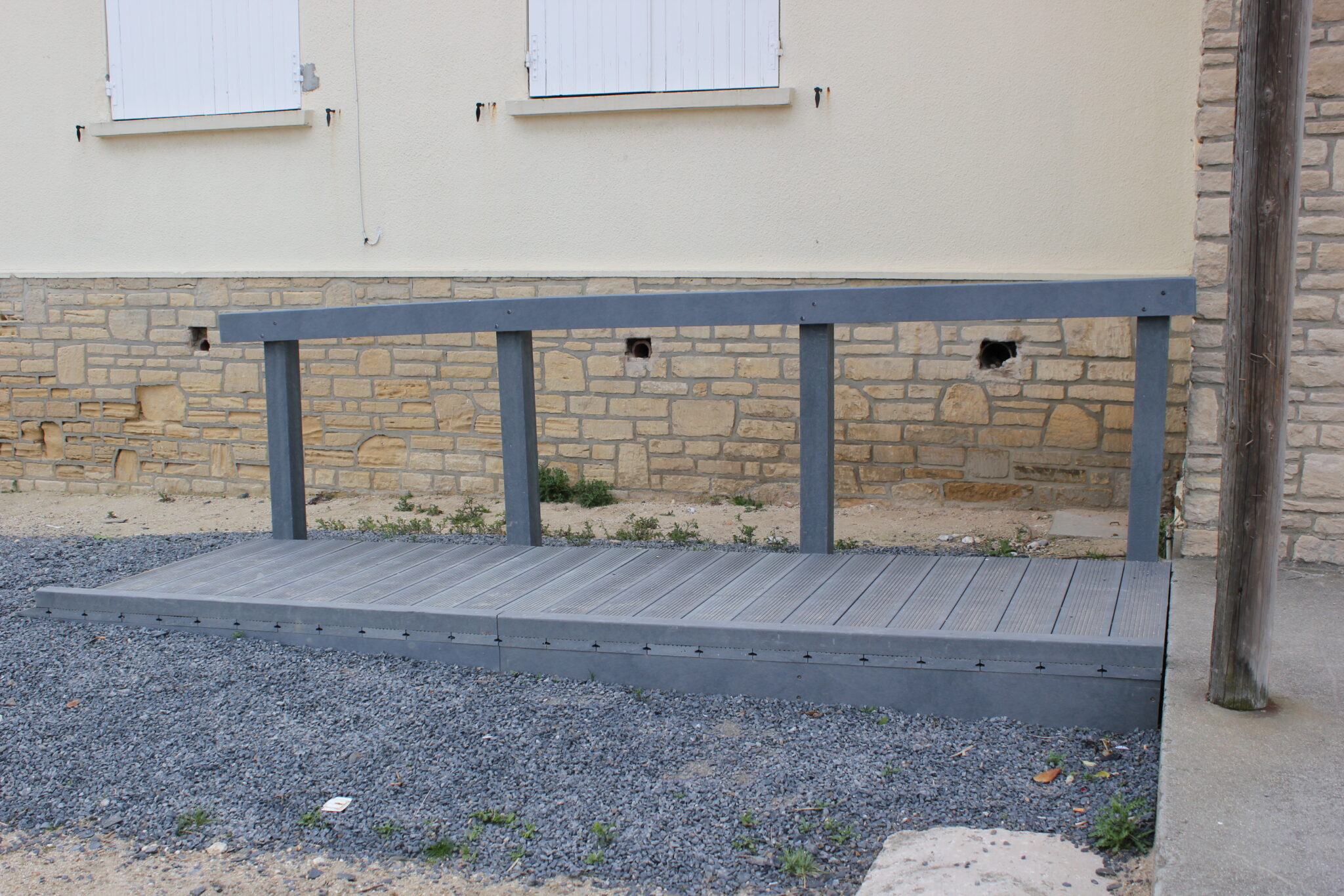 Banc public en bois et métal.