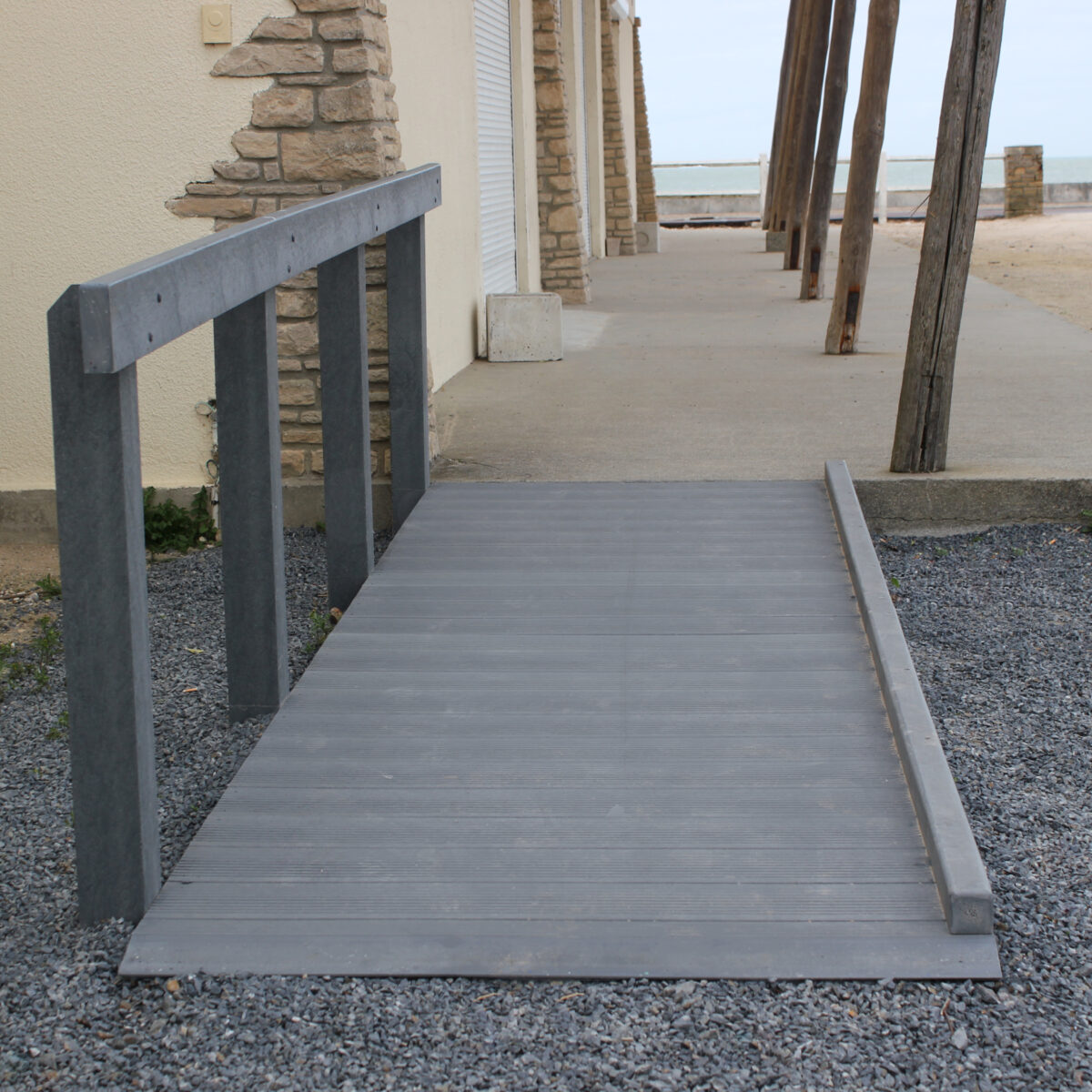 Ramp d'accès en bois près de la plage.