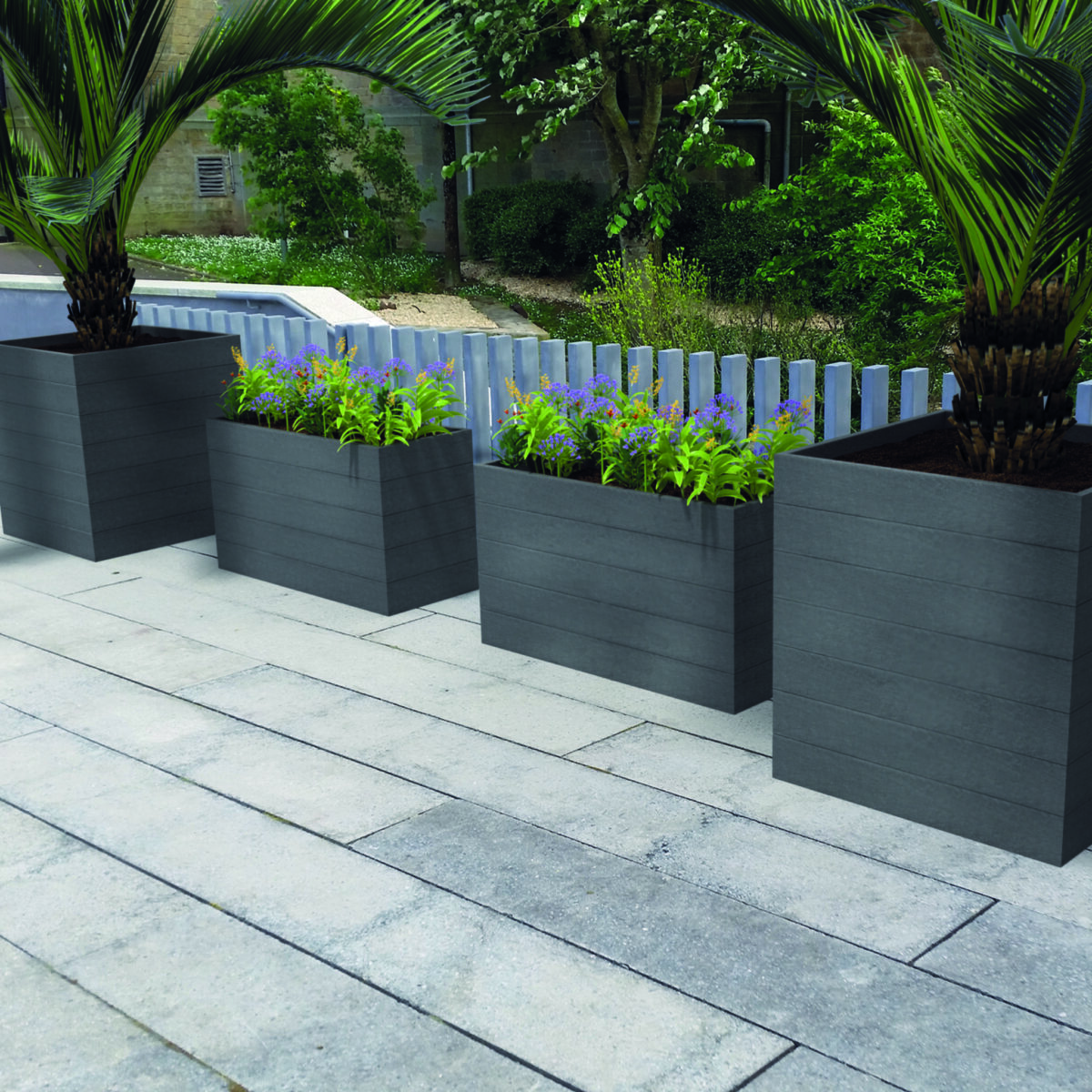 Jardinières modernes en terrasse avec plantes.