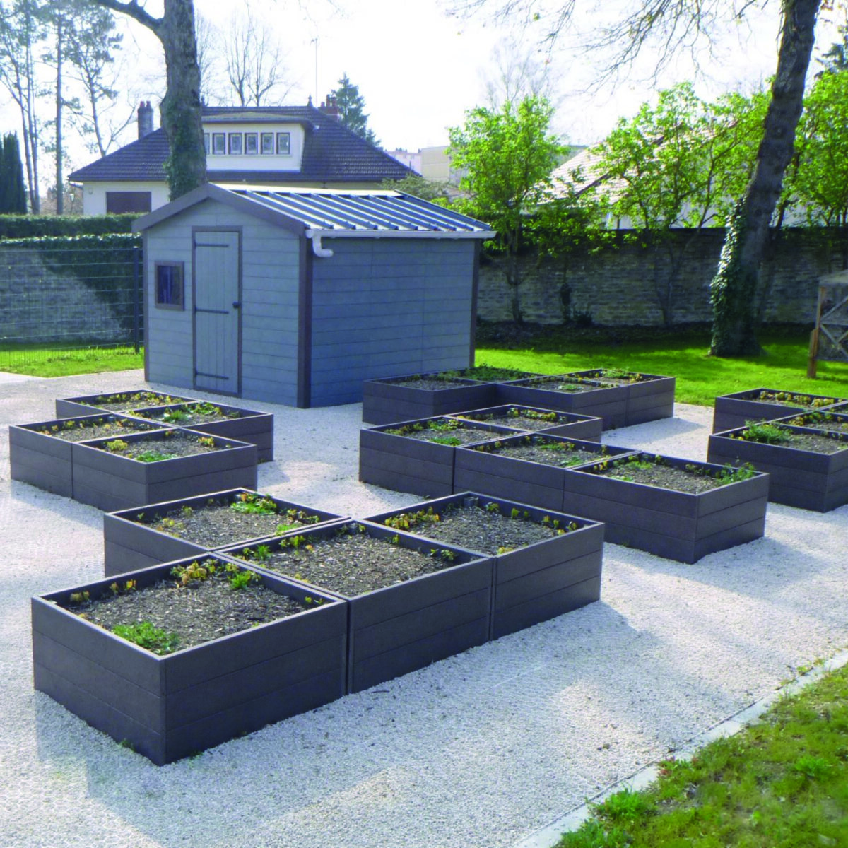 Carrés potagers modulaires dans jardin contemporain.
