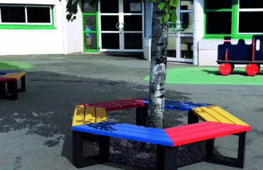 sans titre Bancs colorés autour d'un arbre, école.