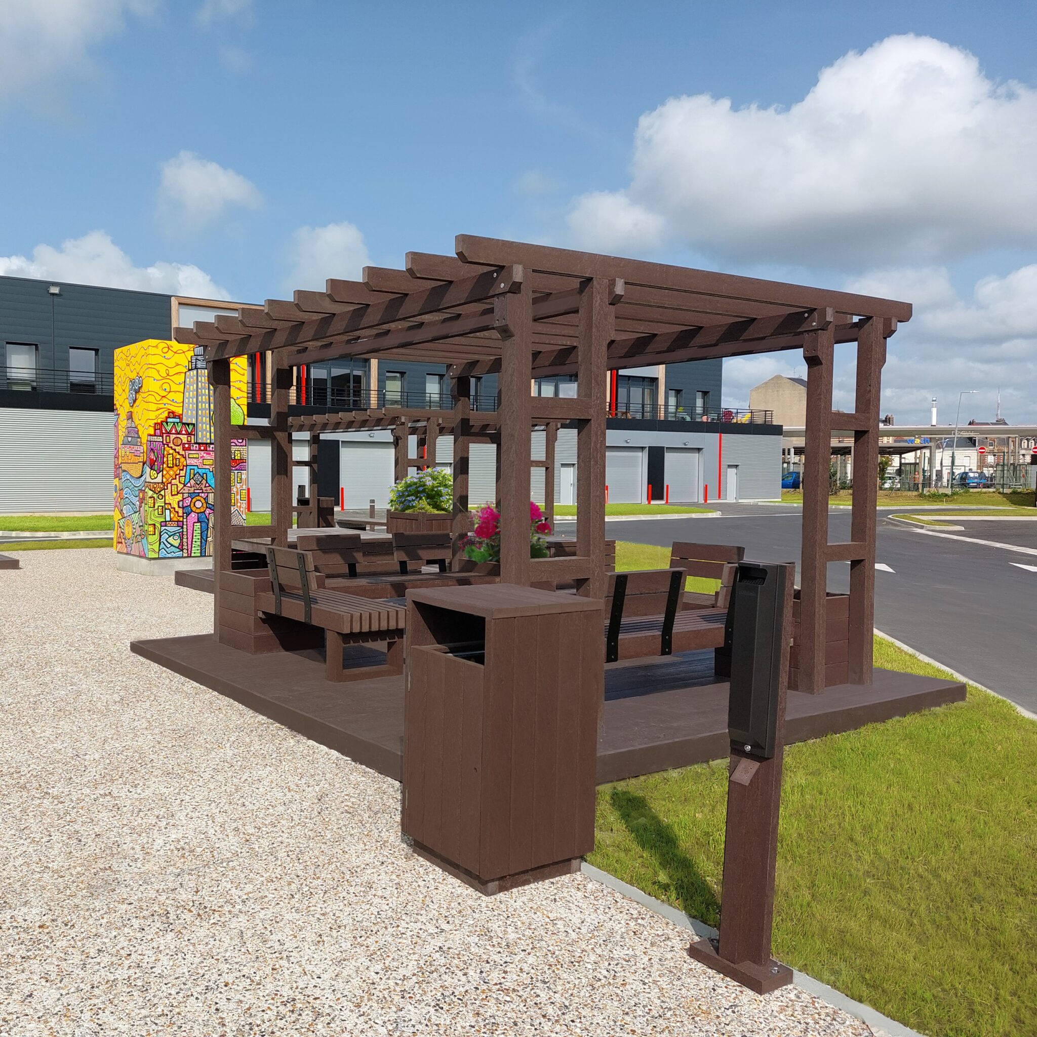Pergola et bancs en bois moderne.