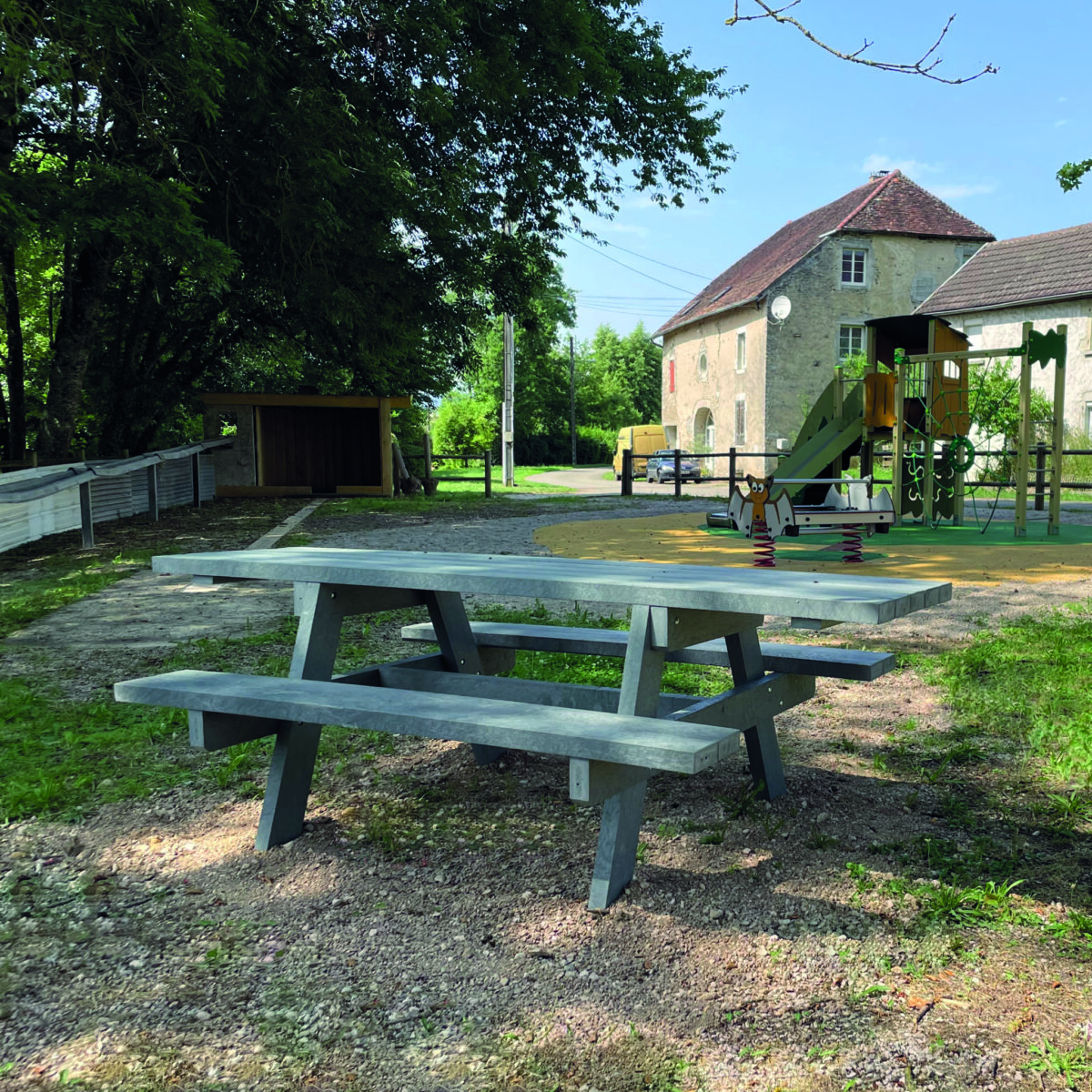 Aire de jeux avec table de pique-nique.