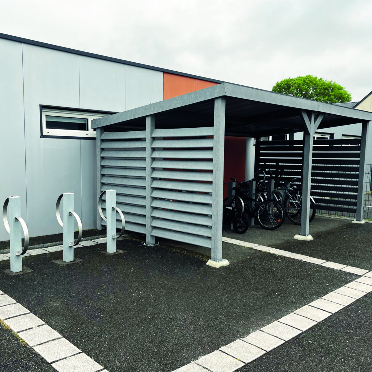 Abri à vélos moderne en extérieur.