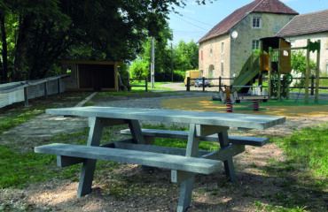 sans titre Aire de jeux avec table de pique-nique.