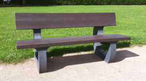 Fini le bois, place au plastique recyclé ? Ce que choisissent les villes en 2025 ♻️ 🏙️